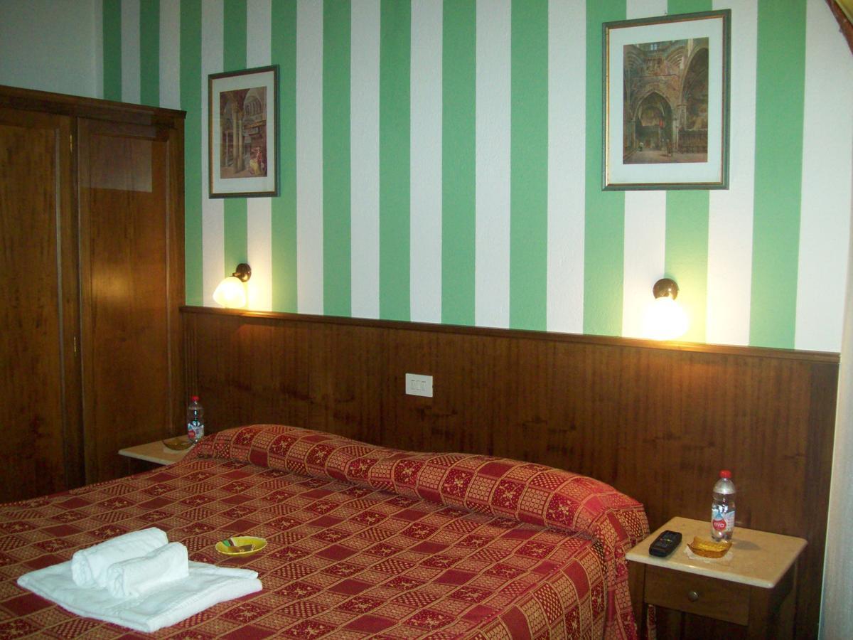 Hotel Excalibur Revello Kültér fotó