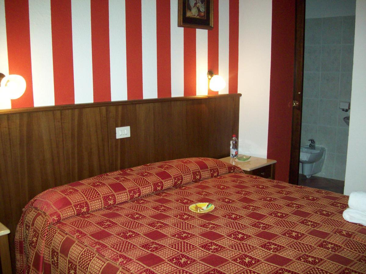Hotel Excalibur Revello Kültér fotó